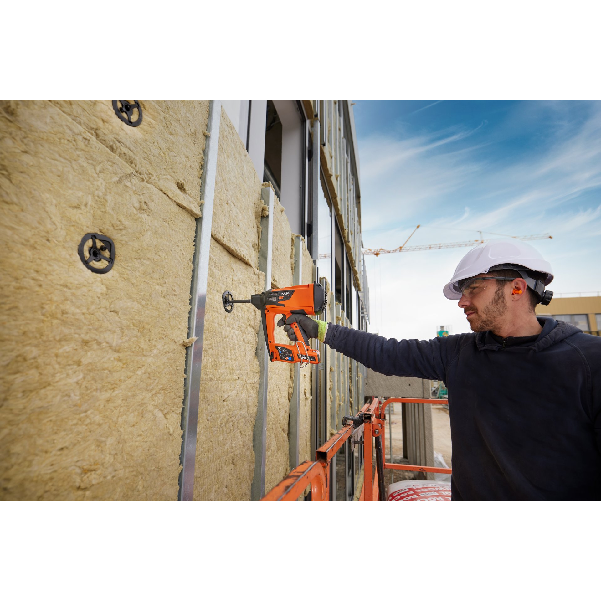 Elektrische Bohrmaschine, Arbeiter, Schutzhelm, Sperrholz, Holz