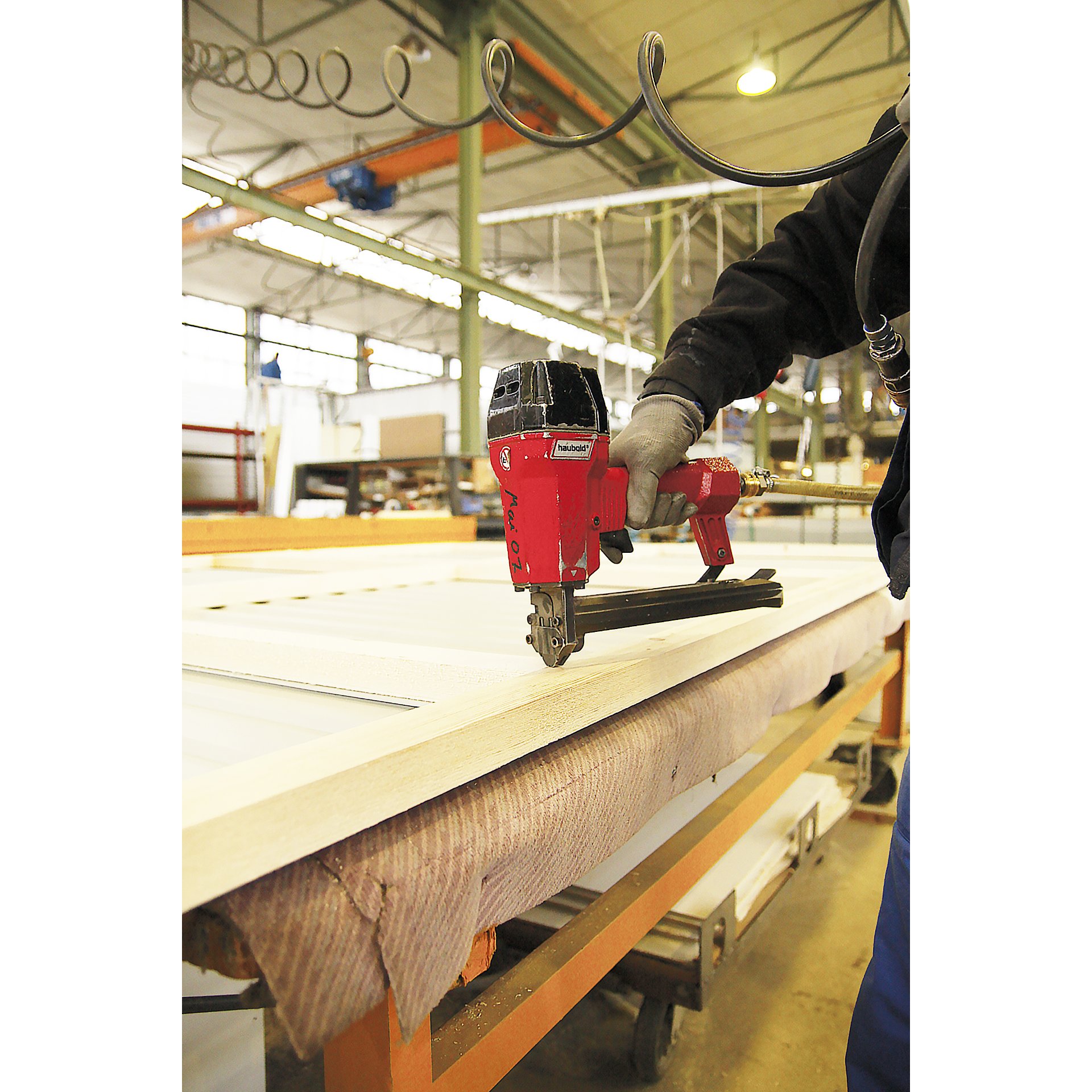 Elektrische Bohrmaschine, Holz, Sperrholz, Fabrik, Herstellung