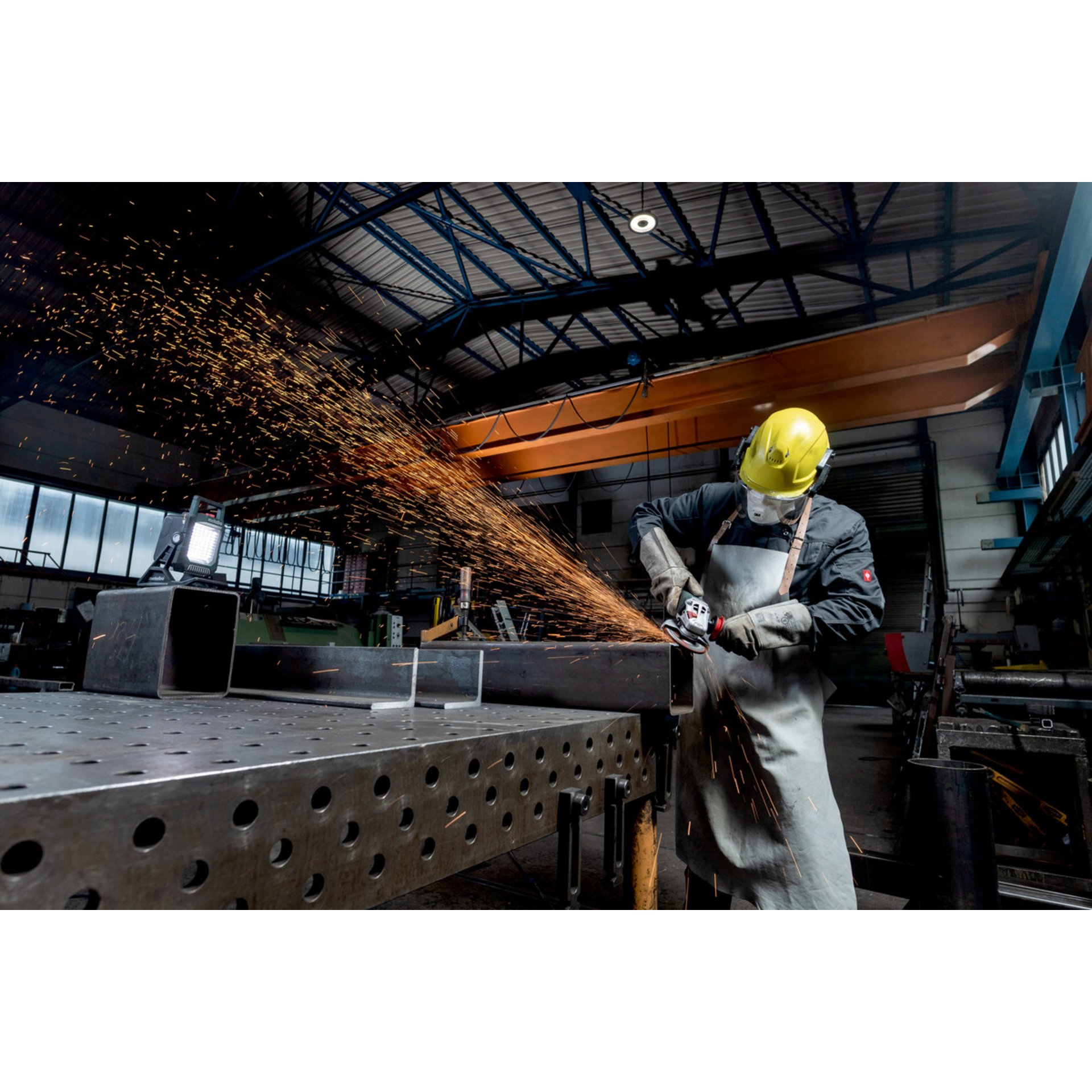 Person, Arbeiter, Gebäude, Fabrik, Schutzhelm