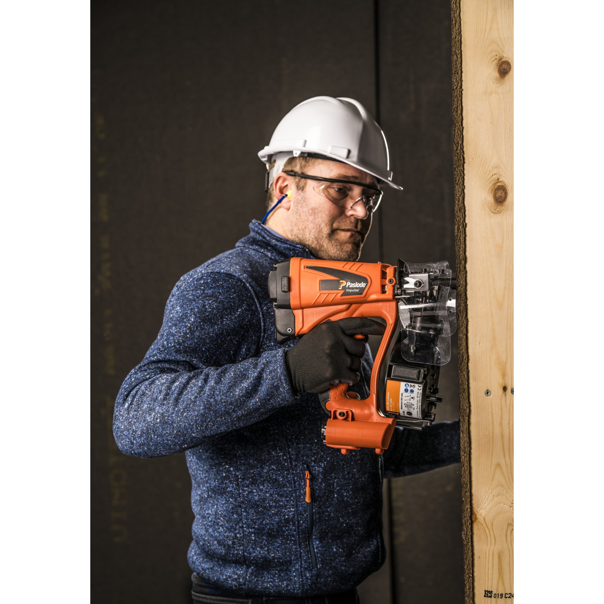 Person, Arbeiter, Elektrische Bohrmaschine, Werkzeug, Schutzhelm