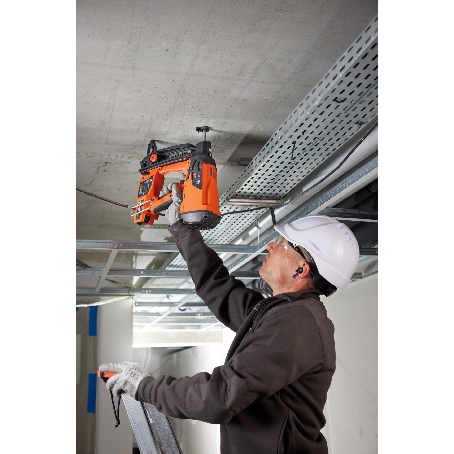 Person, Arbeiter, Elektrische Bohrmaschine, Werkzeug, Handschuh