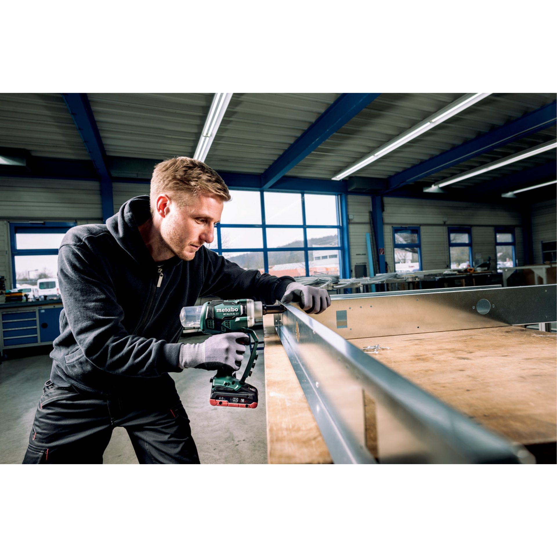 Elektrische Bohrmaschine, Werkzeug, Handlauf, Kleidung, Handschuh