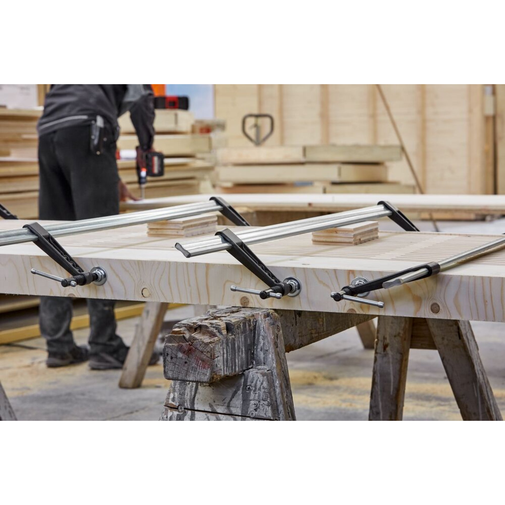 Person, Kleidung, Schuhwerk, Schuh, Holz