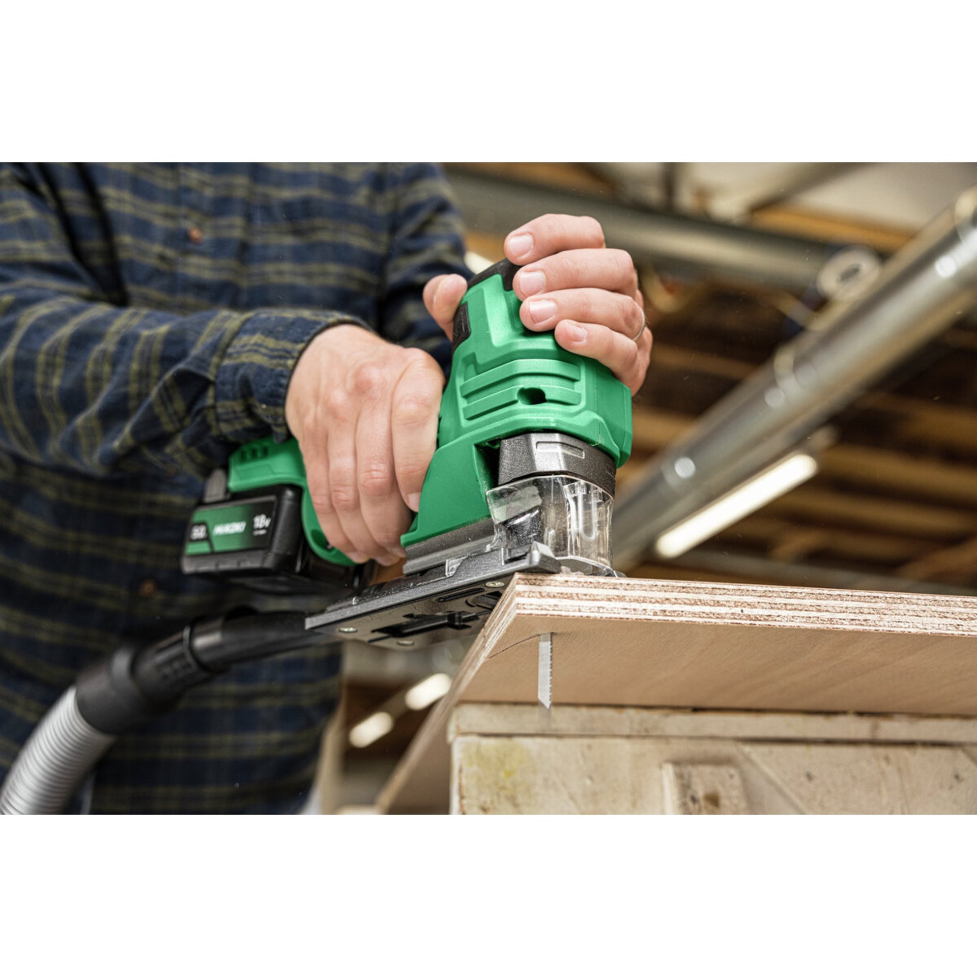 Drinnen, Innenarchitektur, Elektrische Bohrmaschine, Werkzeug, Person