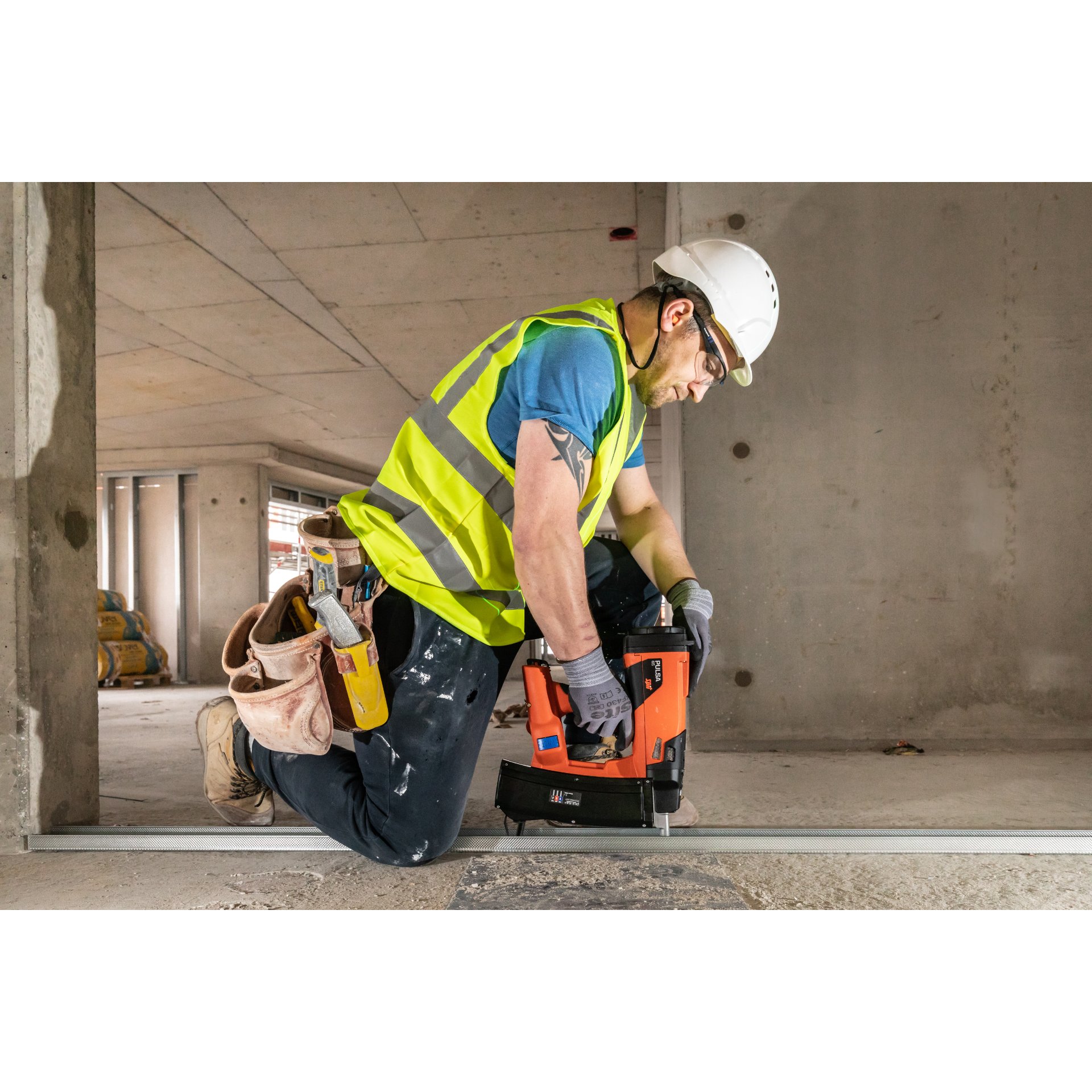 Person, Arbeiter, Elektrische Bohrmaschine, Werkzeug, Handschuh